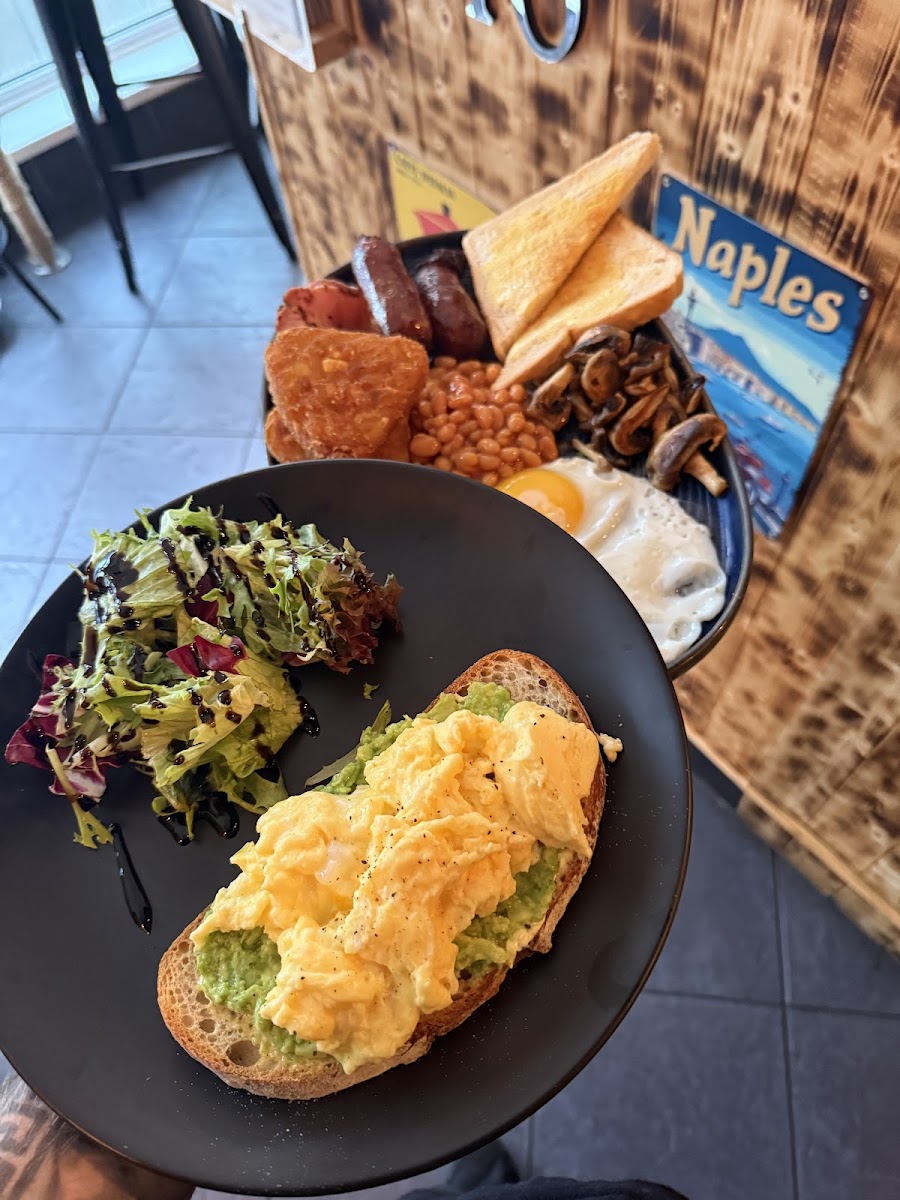 Amo Cafe Bar Bistro-3